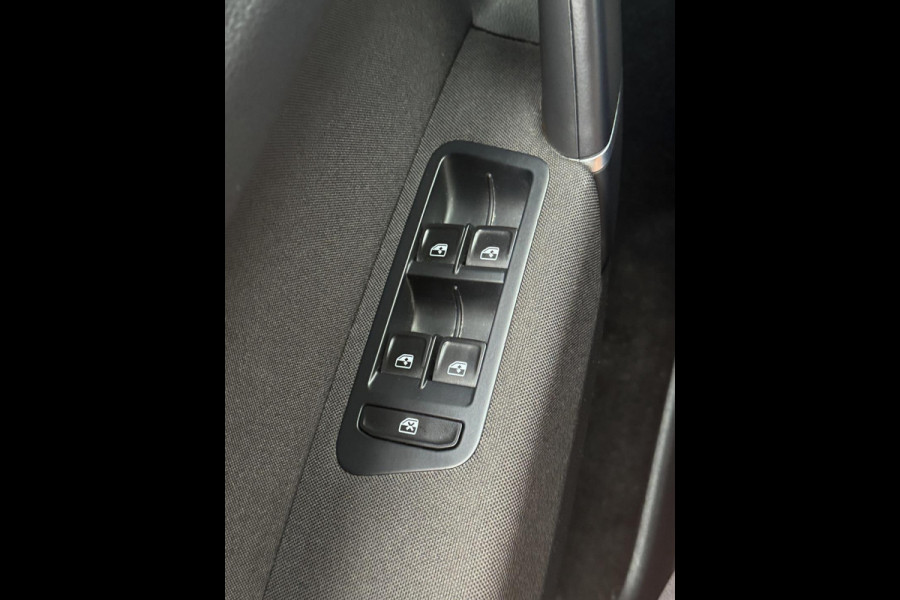 Volkswagen Golf Sportsvan 1.2 TSI Sound BlueMotion Navigatie / Apple CarPlay I Airco I PDC I Sport velgen I Dealer onderhouden Volkswagen Golf Sportsvan 1.2 TSI Sound BlueMotion Navigatie / Apple CarPlay I Airco I PDC I Sport velgen I Dealer onderhouden