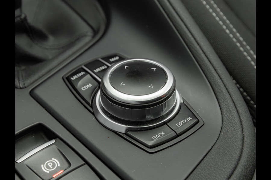 BMW X1 sDrive18i - Pano - Trekhaak - Navi Plus - LED