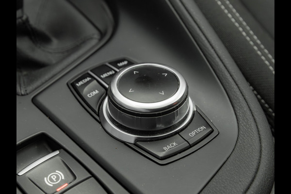 BMW X1 sDrive18i - Pano - Trekhaak - Navi Plus - LED