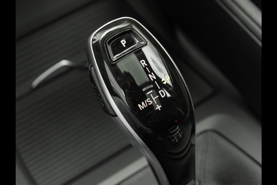 BMW X1 sDrive18i - Pano - Trekhaak - Navi Plus - LED