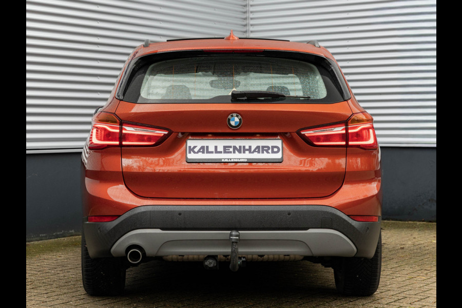 BMW X1 sDrive18i - Pano - Trekhaak - Navi Plus - LED