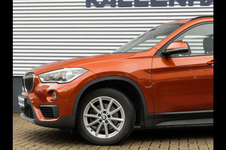 BMW X1 sDrive18i - Pano - Trekhaak - Navi Plus - LED