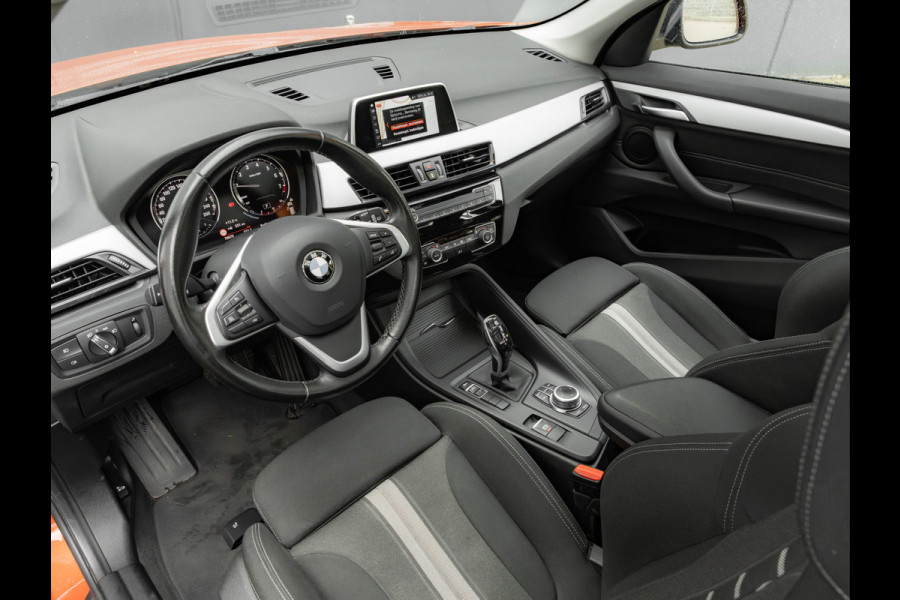 BMW X1 sDrive18i - Pano - Trekhaak - Navi Plus - LED