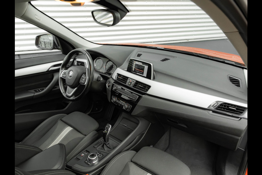 BMW X1 sDrive18i - Pano - Trekhaak - Navi Plus - LED