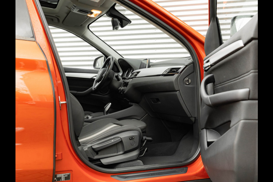 BMW X1 sDrive18i - Pano - Trekhaak - Navi Plus - LED