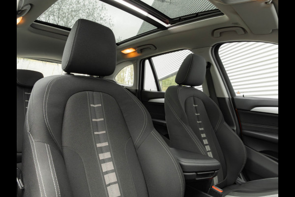 BMW X1 sDrive18i - Pano - Trekhaak - Navi Plus - LED