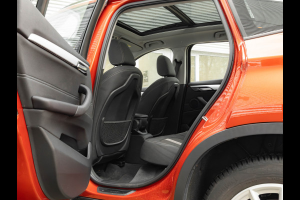 BMW X1 sDrive18i - Pano - Trekhaak - Navi Plus - LED
