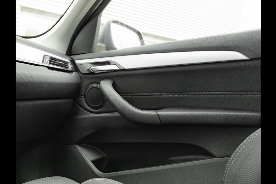 BMW X1 sDrive18i - Pano - Trekhaak - Navi Plus - LED