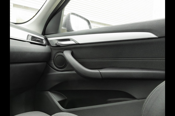 BMW X1 sDrive18i - Pano - Trekhaak - Navi Plus - LED
