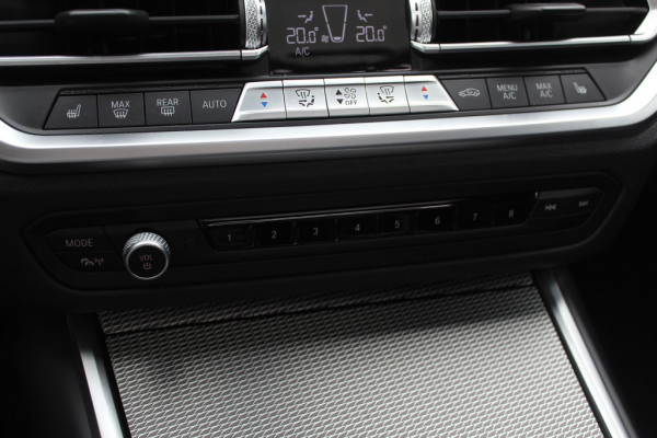 BMW 3-serie 320e Business Ed. M Sport / Camera / Leder / Harman Kardon / 19'' / CarPlay / DAB / Cruise Control