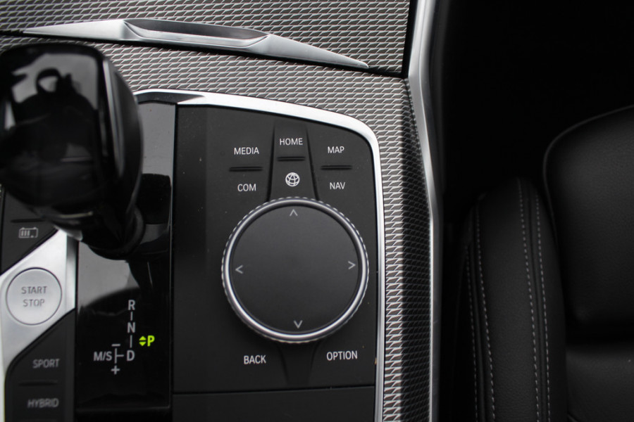 BMW 3-serie 320e Business Ed. M Sport / Camera / Leder / Harman Kardon / 19'' / CarPlay / DAB / Cruise Control