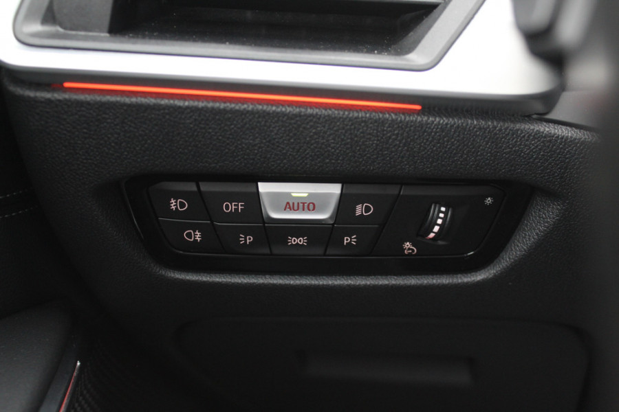 BMW 3-serie 320e Business Ed. M Sport / Camera / Leder / Harman Kardon / 19'' / CarPlay / DAB / Cruise Control