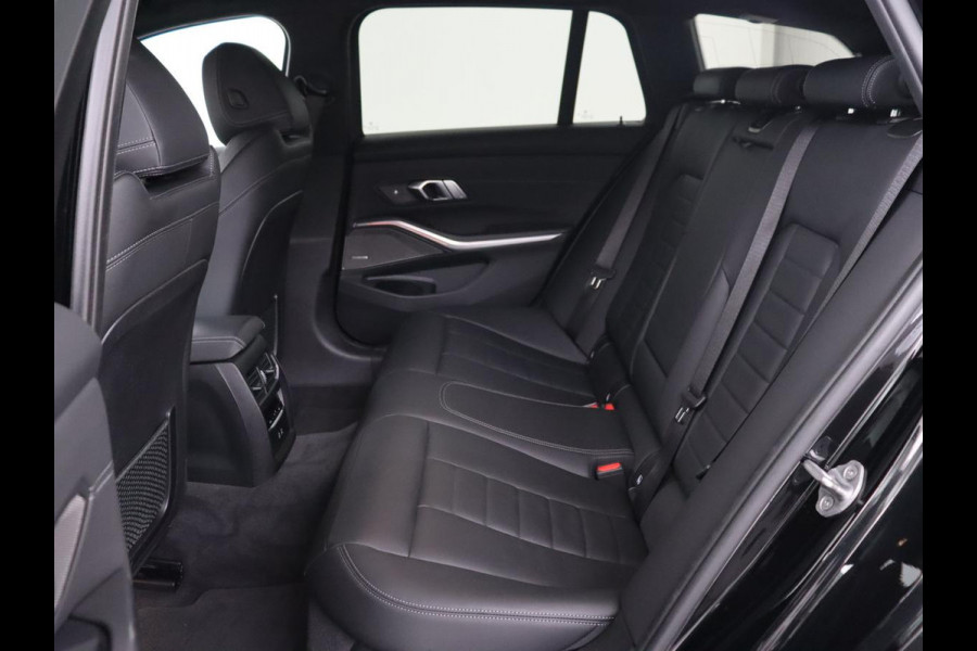 BMW 3-serie 320i High Executive | Sport Line | Leder | Harman/Kardon | Trekhaak | Stoelverwarming | Carplay | Sfeerverlichting | Navigatie | Live Cockpit | Full LED | 18'' | Parkeerhulp BMW 3-serie 320i High Executive | Sport Line | Leder | Harman/Kardon | Trekhaak | Stoelverwarming | Carplay | Sfeerverlichting | Navigatie | Live Cockpit | Full LED | 18'' | Parkeerhulp