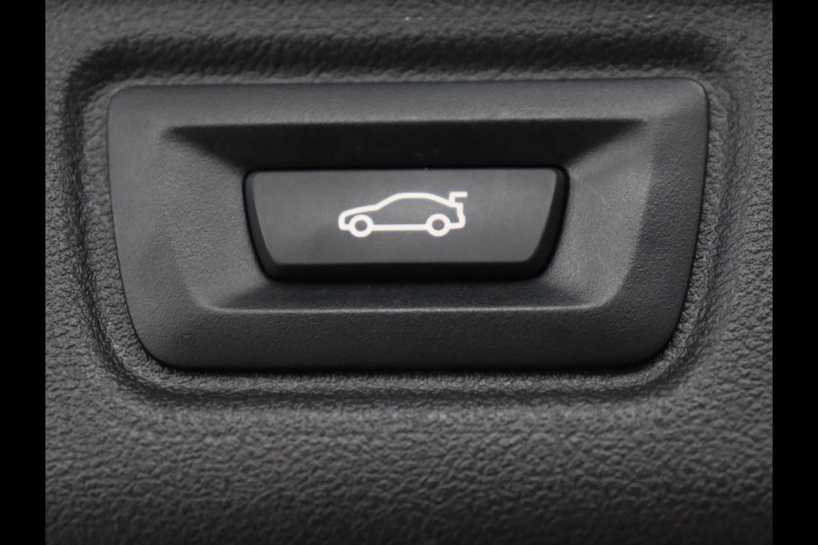 BMW 3-serie 320i High Executive | Sport Line | Leder | Harman/Kardon | Trekhaak | Stoelverwarming | Carplay | Sfeerverlichting | Navigatie | Live Cockpit | Full LED | 18'' | Parkeerhulp BMW 3-serie 320i High Executive | Sport Line | Leder | Harman/Kardon | Trekhaak | Stoelverwarming | Carplay | Sfeerverlichting | Navigatie | Live Cockpit | Full LED | 18'' | Parkeerhulp