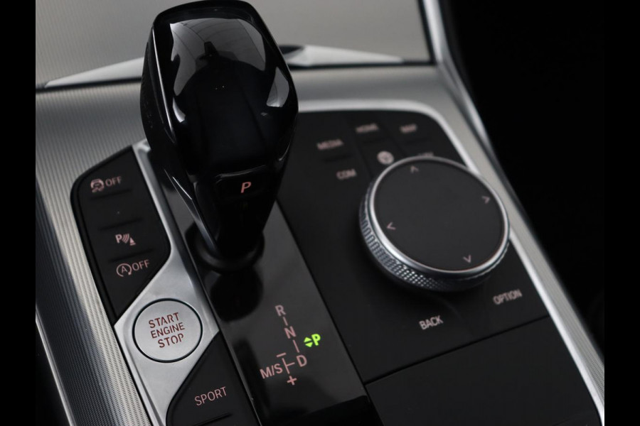 BMW 3-serie 320i High Executive | Sport Line | Leder | Harman/Kardon | Trekhaak | Stoelverwarming | Carplay | Sfeerverlichting | Navigatie | Live Cockpit | Full LED | 18'' | Parkeerhulp BMW 3-serie 320i High Executive | Sport Line | Leder | Harman/Kardon | Trekhaak | Stoelverwarming | Carplay | Sfeerverlichting | Navigatie | Live Cockpit | Full LED | 18'' | Parkeerhulp