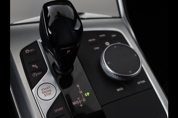 BMW 3-serie 320i High Executive | Sport Line | Leder | Harman/Kardon | Trekhaak | Stoelverwarming | Carplay | Sfeerverlichting | Navigatie | Live Cockpit | Full LED | 18'' | Parkeerhulp BMW 3-serie 320i High Executive | Sport Line | Leder | Harman/Kardon | Trekhaak | Stoelverwarming | Carplay | Sfeerverlichting | Navigatie | Live Cockpit | Full LED | 18'' | Parkeerhulp