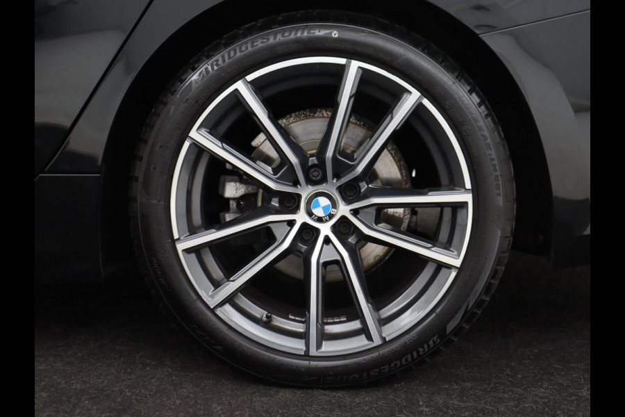 BMW 3-serie 320i High Executive | Sport Line | Leder | Harman/Kardon | Trekhaak | Stoelverwarming | Carplay | Sfeerverlichting | Navigatie | Live Cockpit | Full LED | 18'' | Parkeerhulp BMW 3-serie 320i High Executive | Sport Line | Leder | Harman/Kardon | Trekhaak | Stoelverwarming | Carplay | Sfeerverlichting | Navigatie | Live Cockpit | Full LED | 18'' | Parkeerhulp