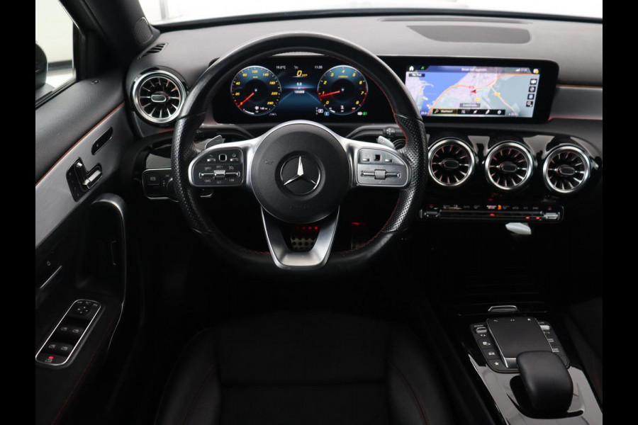 Mercedes-Benz A-Klasse 200 AMG | Panoramadak | Carplay | Memory | Matrix LED | Leder/Alcantara | Keyless | Sfeerverlichting | Camera | Park Assist | Navigatie | Widescreen