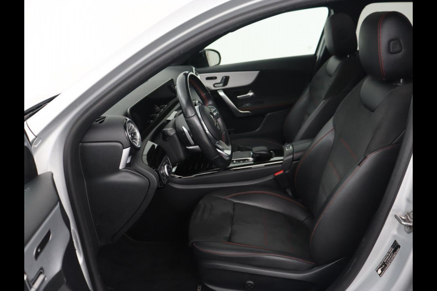 Mercedes-Benz A-Klasse 200 AMG | Panoramadak | Carplay | Memory | Matrix LED | Leder/Alcantara | Keyless | Sfeerverlichting | Camera | Park Assist | Navigatie | Widescreen