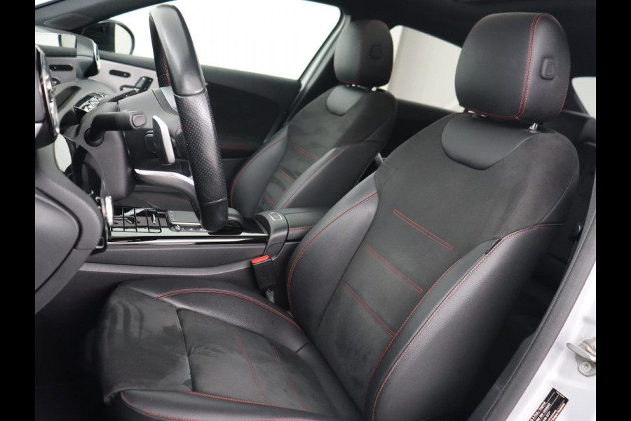 Mercedes-Benz A-Klasse 200 AMG | Panoramadak | Carplay | Memory | Matrix LED | Leder/Alcantara | Keyless | Sfeerverlichting | Camera | Park Assist | Navigatie | Widescreen