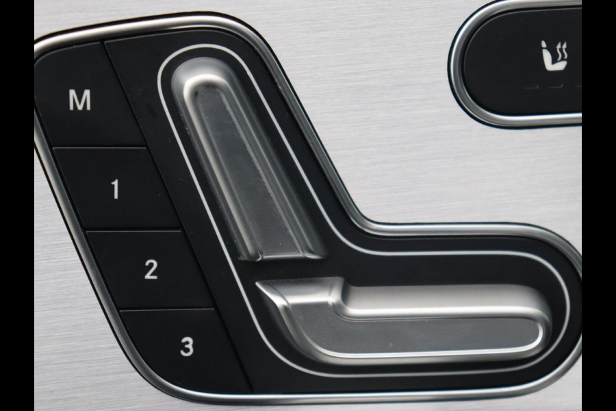 Mercedes-Benz A-Klasse 200 AMG | Panoramadak | Carplay | Memory | Matrix LED | Leder/Alcantara | Keyless | Sfeerverlichting | Camera | Park Assist | Navigatie | Widescreen