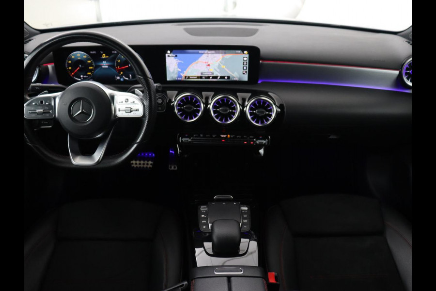 Mercedes-Benz A-Klasse 200 AMG | Panoramadak | Carplay | Memory | Matrix LED | Leder/Alcantara | Keyless | Sfeerverlichting | Camera | Park Assist | Navigatie | Widescreen