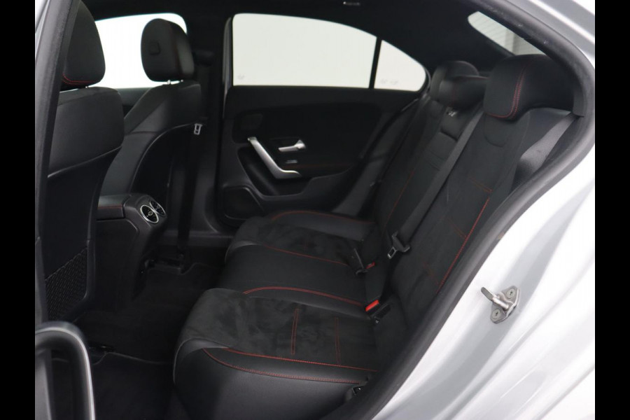 Mercedes-Benz A-Klasse 200 AMG | Panoramadak | Carplay | Memory | Matrix LED | Leder/Alcantara | Keyless | Sfeerverlichting | Camera | Park Assist | Navigatie | Widescreen