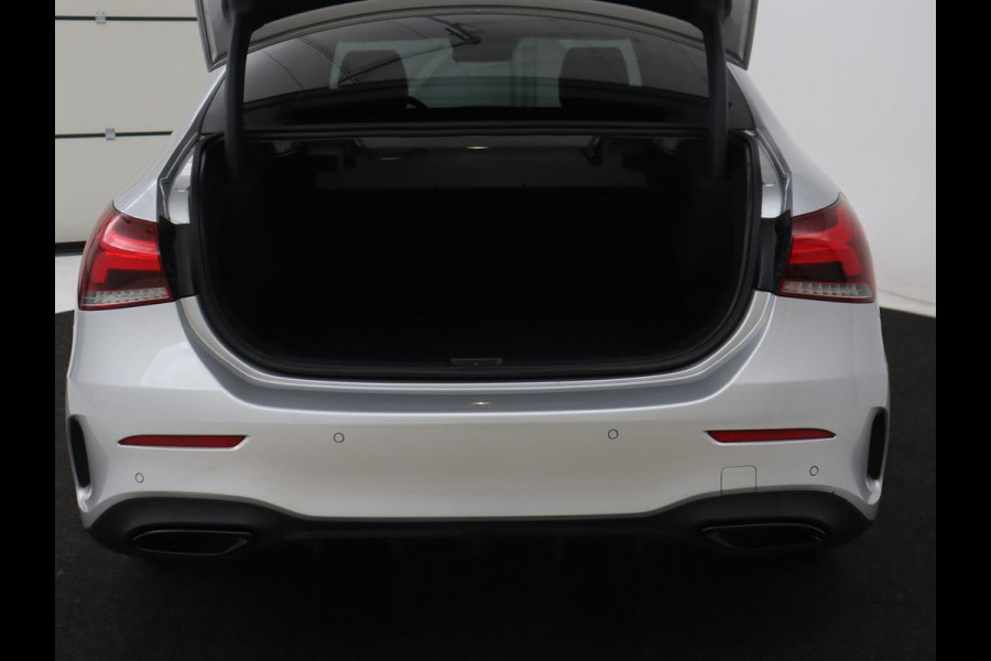 Mercedes-Benz A-Klasse 200 AMG | Panoramadak | Carplay | Memory | Matrix LED | Leder/Alcantara | Keyless | Sfeerverlichting | Camera | Park Assist | Navigatie | Widescreen