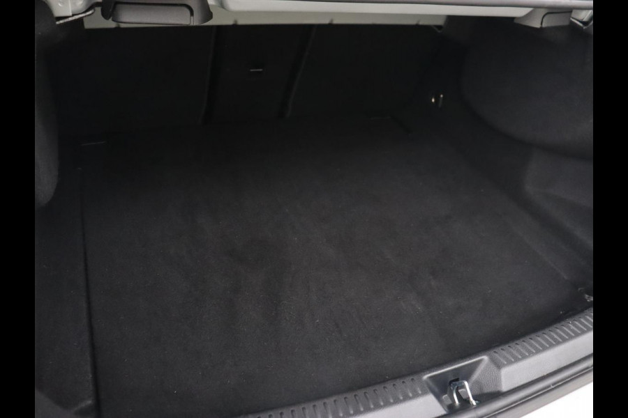 Mercedes-Benz A-Klasse 200 AMG | Panoramadak | Carplay | Memory | Matrix LED | Leder/Alcantara | Keyless | Sfeerverlichting | Camera | Park Assist | Navigatie | Widescreen