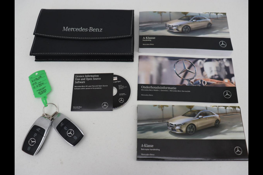 Mercedes-Benz A-Klasse 200 AMG | Panoramadak | Carplay | Memory | Matrix LED | Leder/Alcantara | Keyless | Sfeerverlichting | Camera | Park Assist | Navigatie | Widescreen