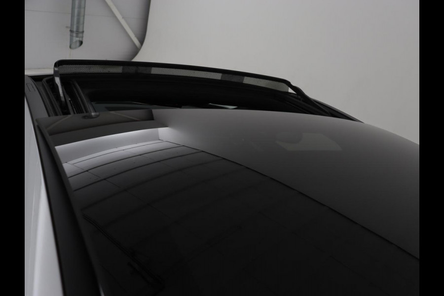 Mercedes-Benz A-Klasse 200 AMG | Panoramadak | Carplay | Memory | Matrix LED | Leder/Alcantara | Keyless | Sfeerverlichting | Camera | Park Assist | Navigatie | Widescreen