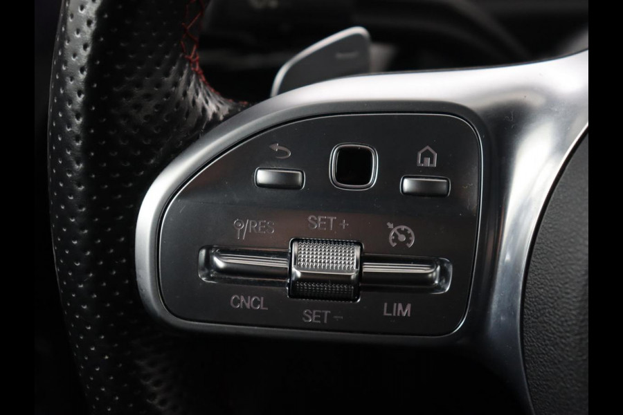 Mercedes-Benz A-Klasse 200 AMG | Panoramadak | Carplay | Memory | Matrix LED | Leder/Alcantara | Keyless | Sfeerverlichting | Camera | Park Assist | Navigatie | Widescreen