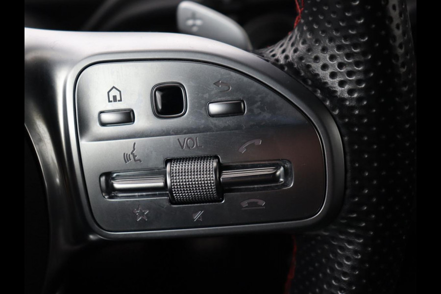 Mercedes-Benz A-Klasse 200 AMG | Panoramadak | Carplay | Memory | Matrix LED | Leder/Alcantara | Keyless | Sfeerverlichting | Camera | Park Assist | Navigatie | Widescreen