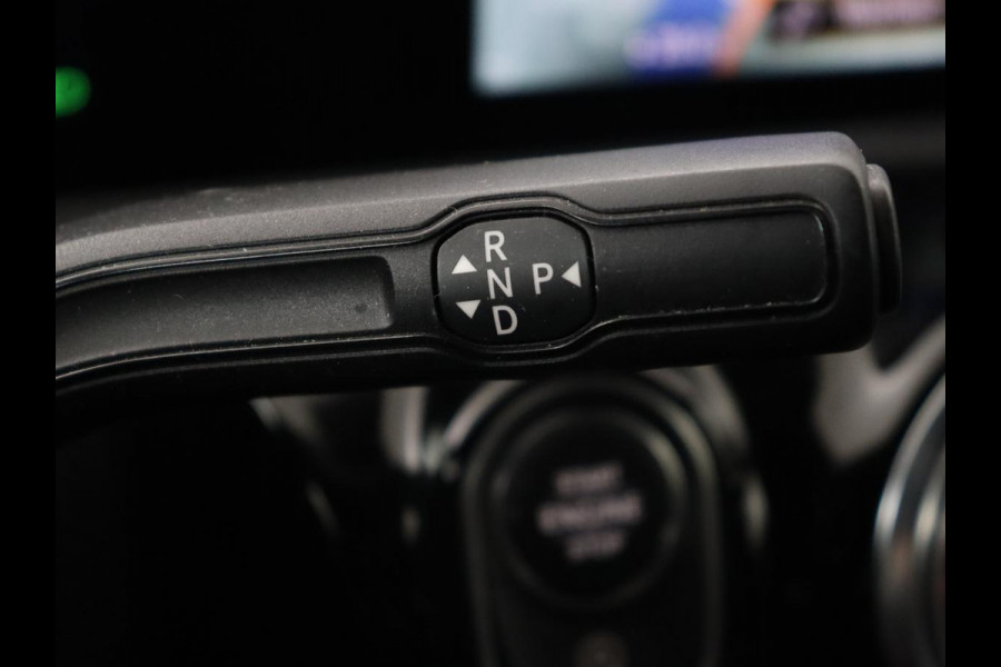 Mercedes-Benz A-Klasse 200 AMG | Panoramadak | Carplay | Memory | Matrix LED | Leder/Alcantara | Keyless | Sfeerverlichting | Camera | Park Assist | Navigatie | Widescreen