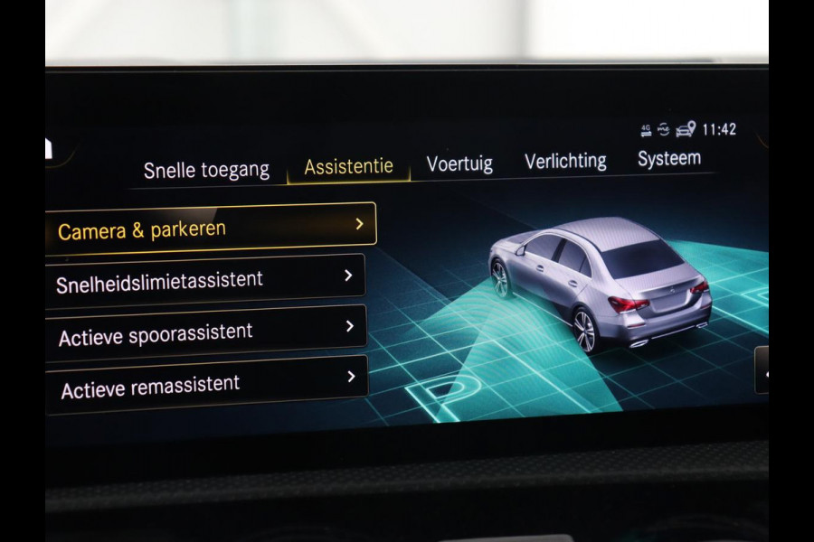 Mercedes-Benz A-Klasse 200 AMG | Panoramadak | Carplay | Memory | Matrix LED | Leder/Alcantara | Keyless | Sfeerverlichting | Camera | Park Assist | Navigatie | Widescreen
