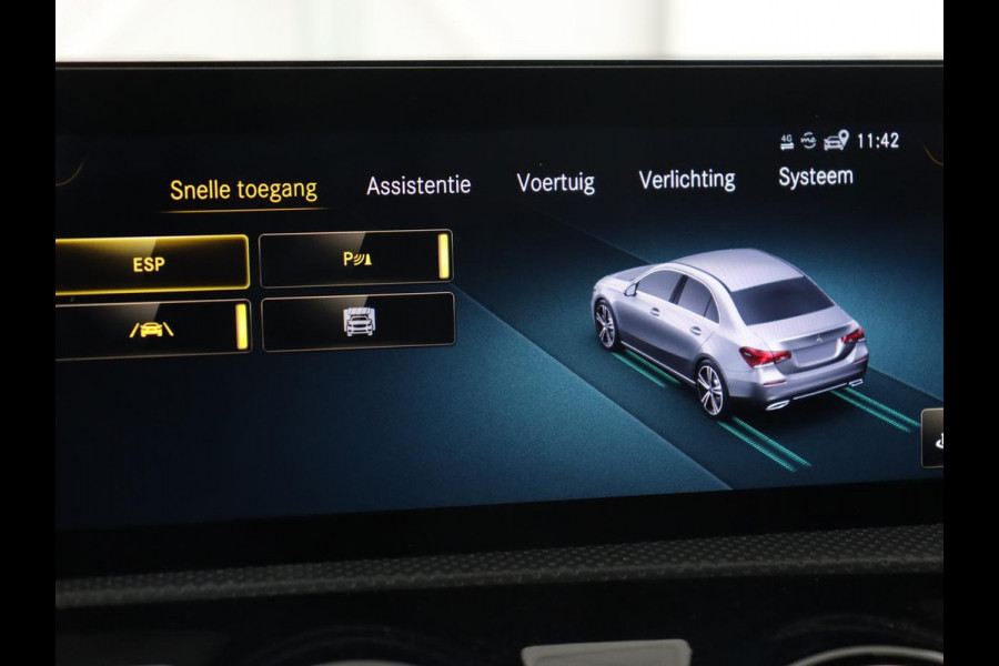 Mercedes-Benz A-Klasse 200 AMG | Panoramadak | Carplay | Memory | Matrix LED | Leder/Alcantara | Keyless | Sfeerverlichting | Camera | Park Assist | Navigatie | Widescreen