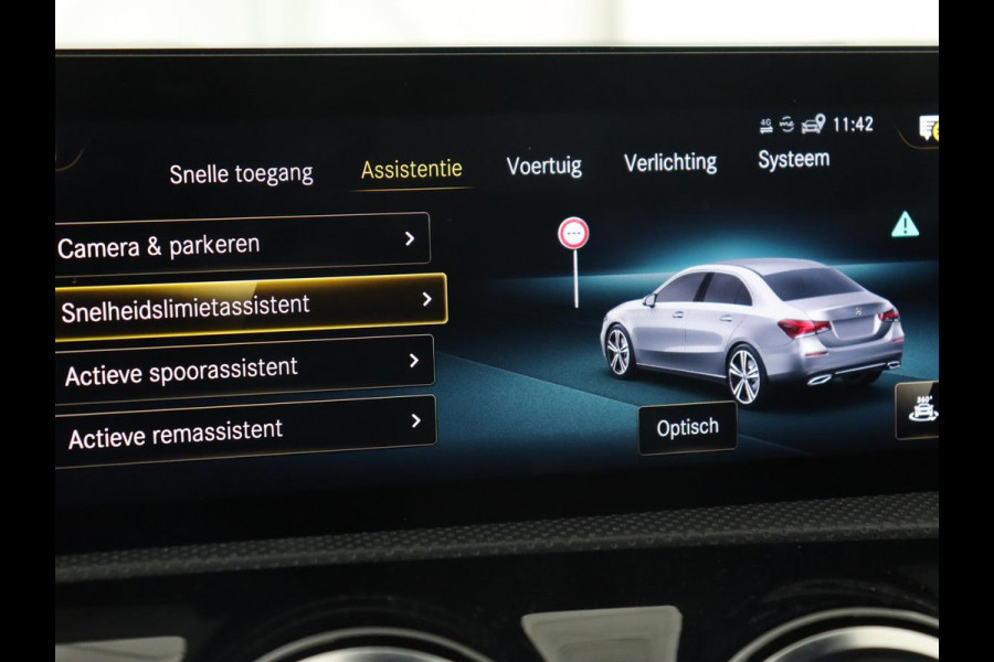 Mercedes-Benz A-Klasse 200 AMG | Panoramadak | Carplay | Memory | Matrix LED | Leder/Alcantara | Keyless | Sfeerverlichting | Camera | Park Assist | Navigatie | Widescreen