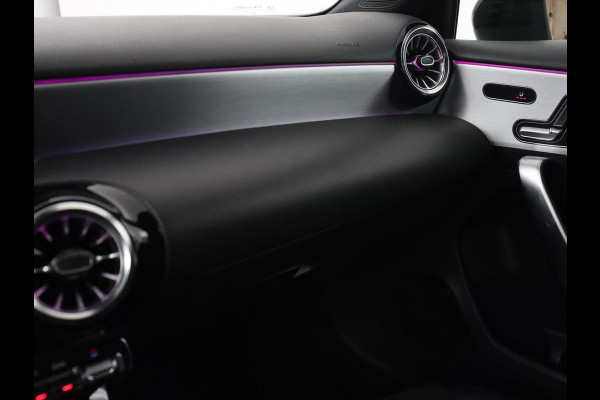Mercedes-Benz A-Klasse 200 AMG | Panoramadak | Carplay | Memory | Matrix LED | Leder/Alcantara | Keyless | Sfeerverlichting | Camera | Park Assist | Navigatie | Widescreen
