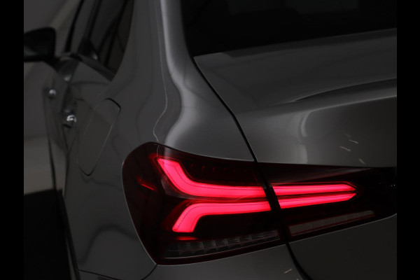 Mercedes-Benz A-Klasse 200 AMG | Panoramadak | Carplay | Memory | Matrix LED | Leder/Alcantara | Keyless | Sfeerverlichting | Camera | Park Assist | Navigatie | Widescreen