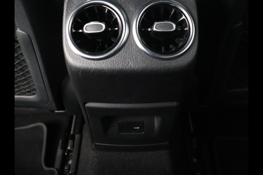 Mercedes-Benz A-Klasse 200 AMG | Panoramadak | Carplay | Memory | Matrix LED | Leder/Alcantara | Keyless | Sfeerverlichting | Camera | Park Assist | Navigatie | Widescreen