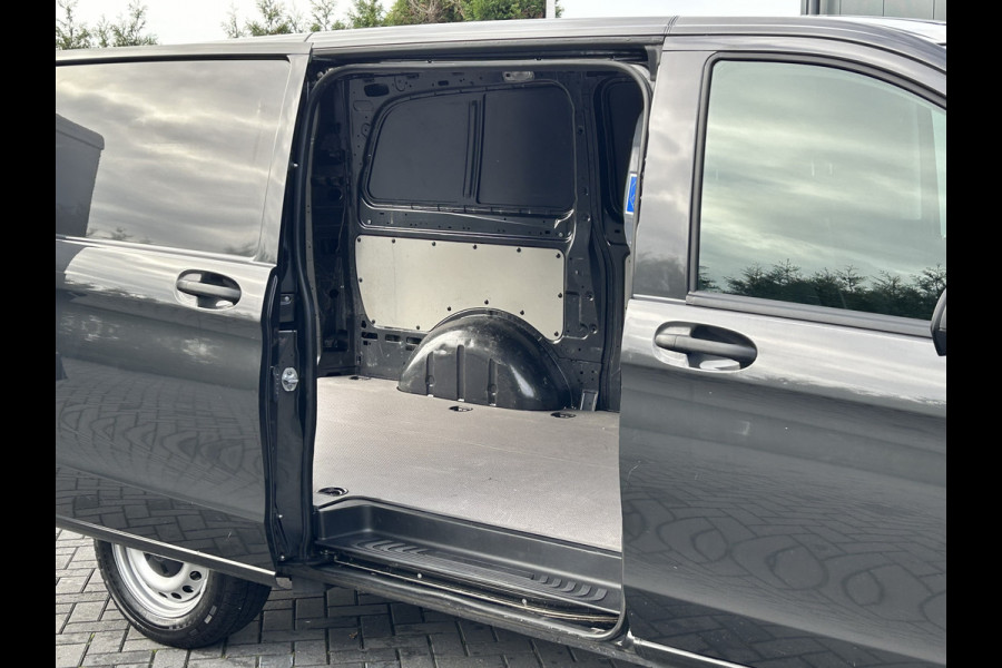 Mercedes-Benz Vito 110 CDI 110 PK / L2H1 / 1e EIGENAAR / TREKHAAK / AIRCO / BLUETOOTH Mercedes-Benz Vito 110 CDI 110 PK / L2H1 / 1e EIGENAAR / TREKHAAK / AIRCO / BLUETOOTH