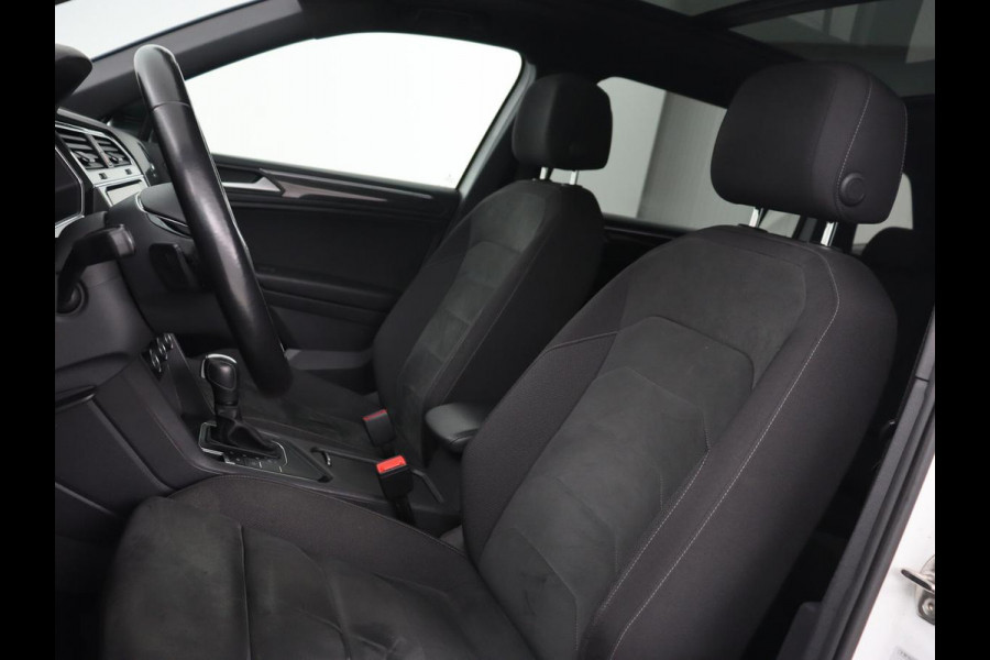 Volkswagen Tiguan Allspace 1.5 TSI R Line 7-Persoons | Panoramadak | Stoelverwarming | Trekhaak | Massage | Keyless | 19'' | Camera | Carplay | Adaptive cruise | Full LED | Navigatie