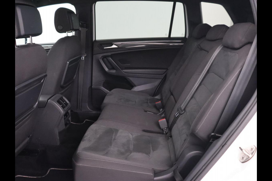Volkswagen Tiguan Allspace 1.5 TSI R Line 7-Persoons | Panoramadak | Stoelverwarming | Trekhaak | Massage | Keyless | 19'' | Camera | Carplay | Adaptive cruise | Full LED | Navigatie