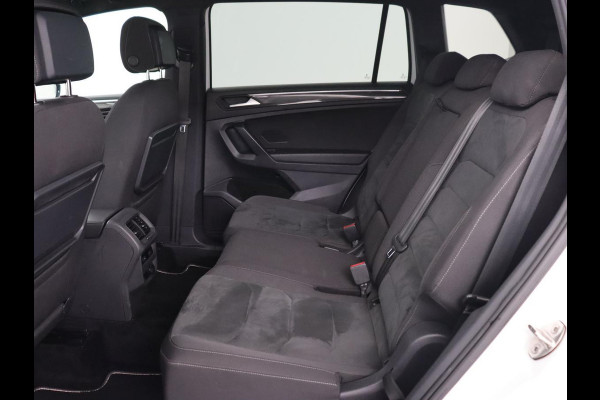 Volkswagen Tiguan Allspace 1.5 TSI R Line 7-Persoons | Panoramadak | Stoelverwarming | Trekhaak | Massage | Keyless | 19'' | Camera | Carplay | Adaptive cruise | Full LED | Navigatie