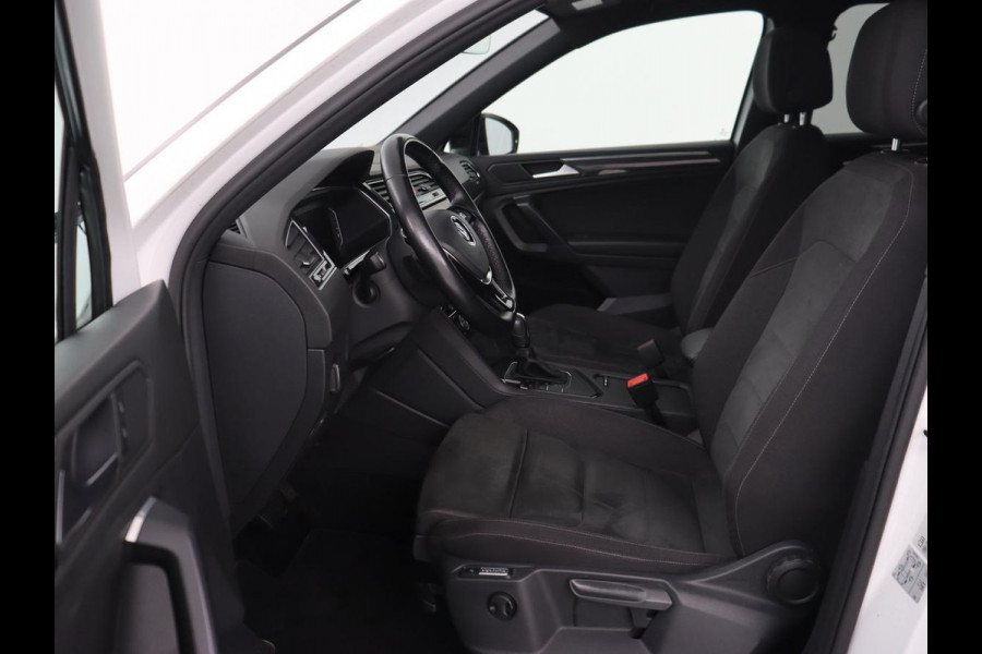 Volkswagen Tiguan Allspace 1.5 TSI R Line 7-Persoons | Panoramadak | Stoelverwarming | Trekhaak | Massage | Keyless | 19'' | Camera | Carplay | Adaptive cruise | Full LED | Navigatie