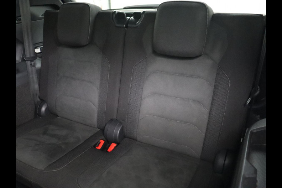 Volkswagen Tiguan Allspace 1.5 TSI R Line 7-Persoons | Panoramadak | Stoelverwarming | Trekhaak | Massage | Keyless | 19'' | Camera | Carplay | Adaptive cruise | Full LED | Navigatie
