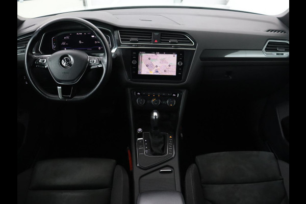 Volkswagen Tiguan Allspace 1.5 TSI R Line 7-Persoons | Panoramadak | Stoelverwarming | Trekhaak | Massage | Keyless | 19'' | Camera | Carplay | Adaptive cruise | Full LED | Navigatie