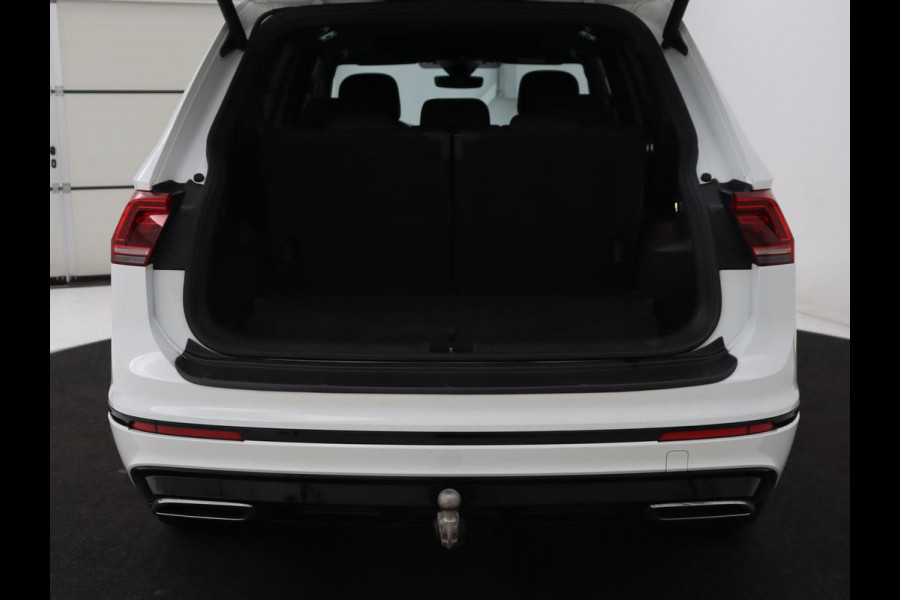 Volkswagen Tiguan Allspace 1.5 TSI R Line 7-Persoons | Panoramadak | Stoelverwarming | Trekhaak | Massage | Keyless | 19'' | Camera | Carplay | Adaptive cruise | Full LED | Navigatie