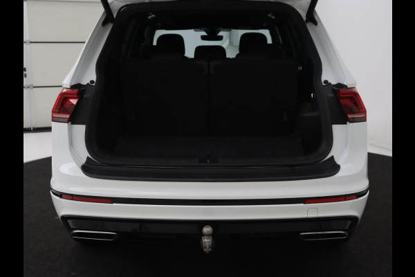 Volkswagen Tiguan Allspace 1.5 TSI R Line 7-Persoons | Panoramadak | Stoelverwarming | Trekhaak | Massage | Keyless | 19'' | Camera | Carplay | Adaptive cruise | Full LED | Navigatie