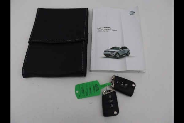 Volkswagen Tiguan Allspace 1.5 TSI R Line 7-Persoons | Panoramadak | Stoelverwarming | Trekhaak | Massage | Keyless | 19'' | Camera | Carplay | Adaptive cruise | Full LED | Navigatie